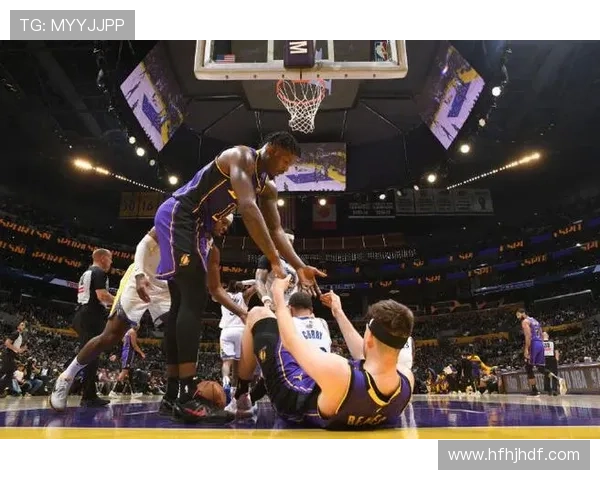 勇士队力克湖人迎来四连胜 詹姆斯三双难阻败局